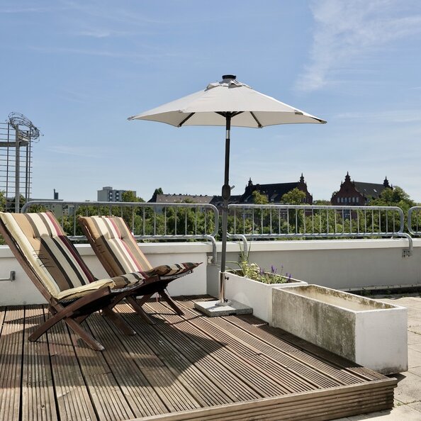 Baustellenbild des Studio Atriums - Dachterrasse mit Sonnenschirm