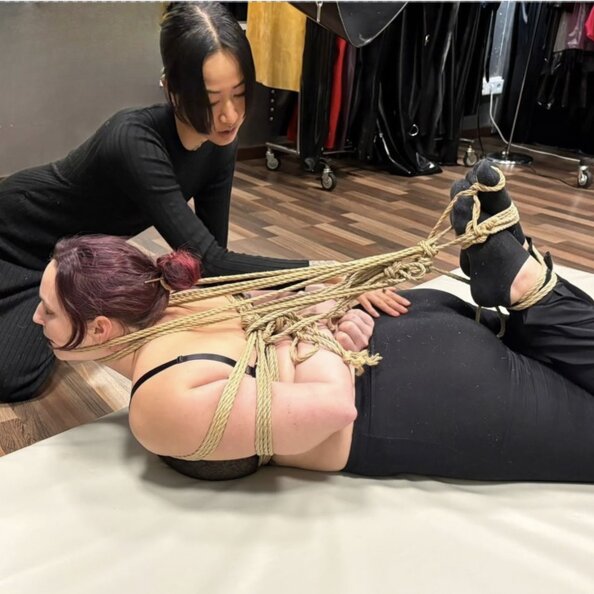 15.Megan-bound-und-mistress-koto-bondage-am-boden.jpg