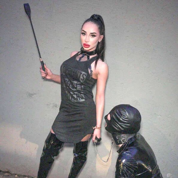 13.Aliya_Black_mit_Sklaven.jpg