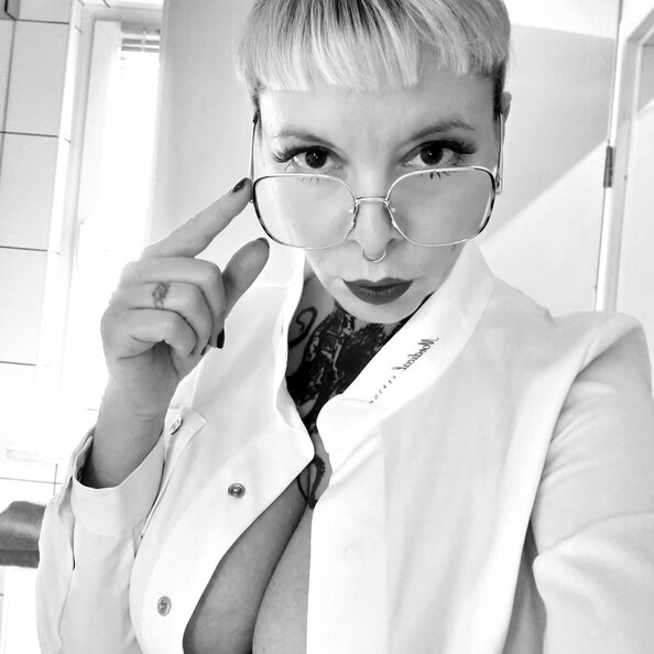 08.Annabel_Schoengott_Frau_Doktor.jpg