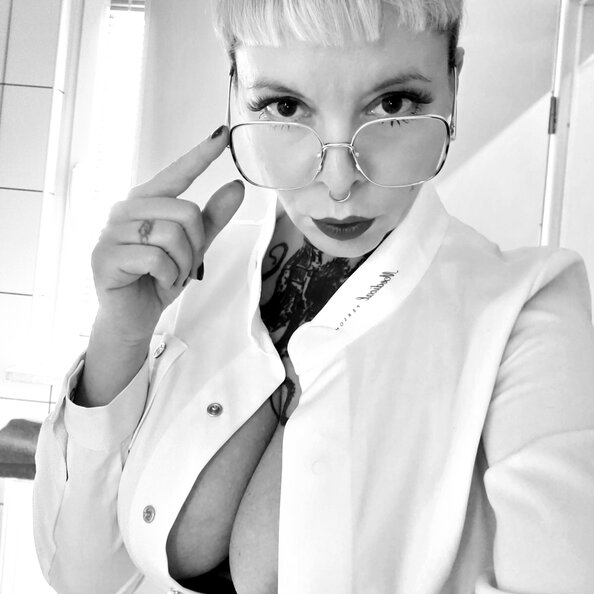 3-annabel-schoengott-frau-bizarrdoktor-mit-brille.jpeg