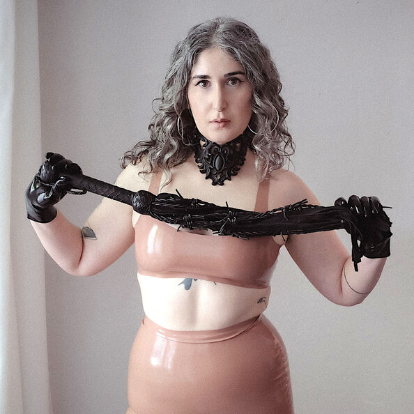 20.anya-maxx-hautfarbenes-latexkleid.jpg
