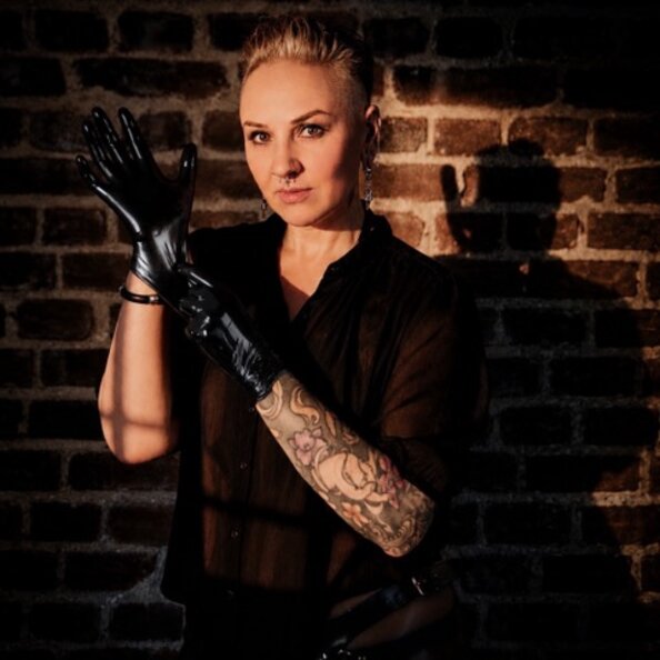 30.atrafyr-domina-schwarze-handschuhe.jpeg