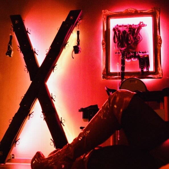 25.Dominatrix_Freya_Andreaskreuz.jpeg