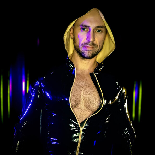 50-elias-goldmund-latex.jpeg