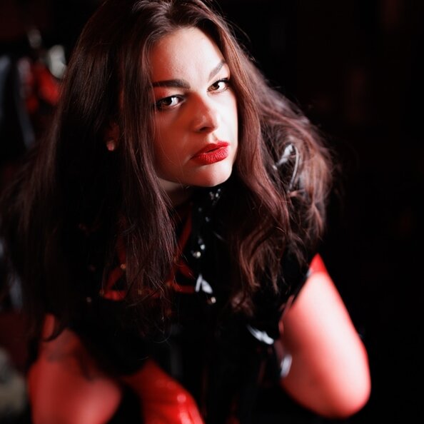 15.Eva-Liliel_Black_hockend.jpeg