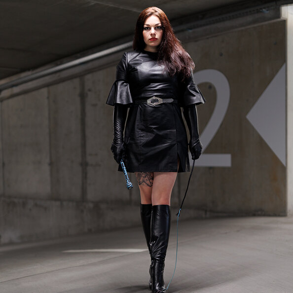 45.Eva-Liliel_Black_Leder_gehend.jpg