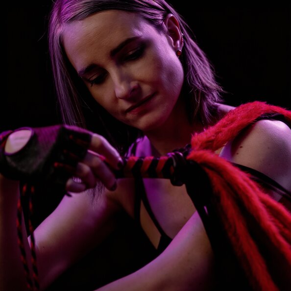 25.Hekate_roter_Flogger.jpg