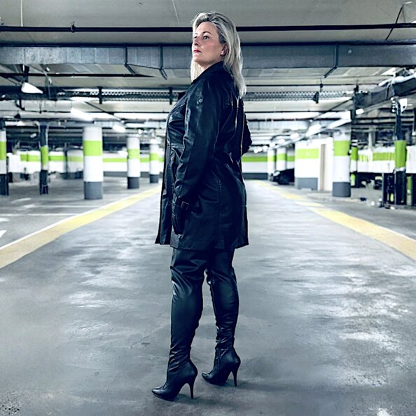 15.Rose-noir-domina-in-voll-leder.jpg