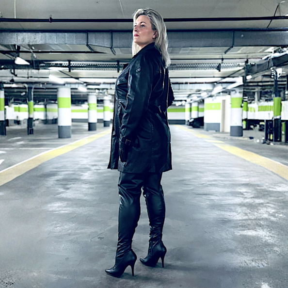 15Rose-noir-domina-in-voll-leder.png