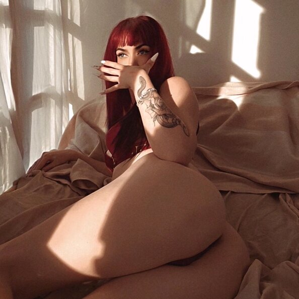 20.Lexi_Love_zeigt_Po.jpg