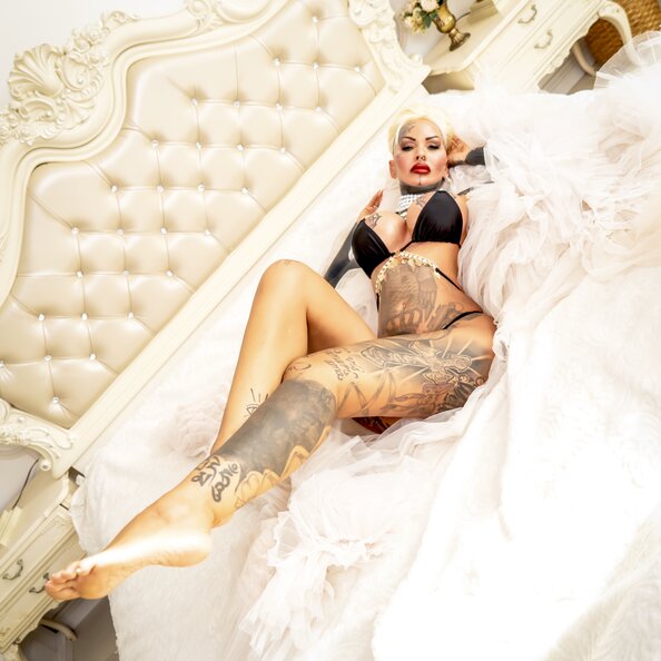 crew/mallory-van-knox/25-mallory-von-knox-domina-sexy-auf-bett.jpeg