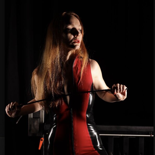 35.mia-merlin-rotes-latex.jpg