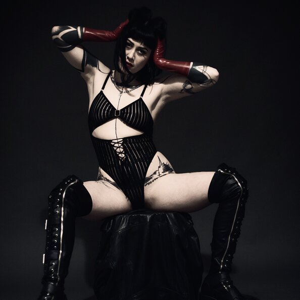 04-rosi-riot-dessous-bewegung.jpeg