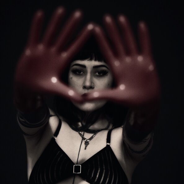 05-rosi-riot-handschuhe-vor-gesich.jpeg