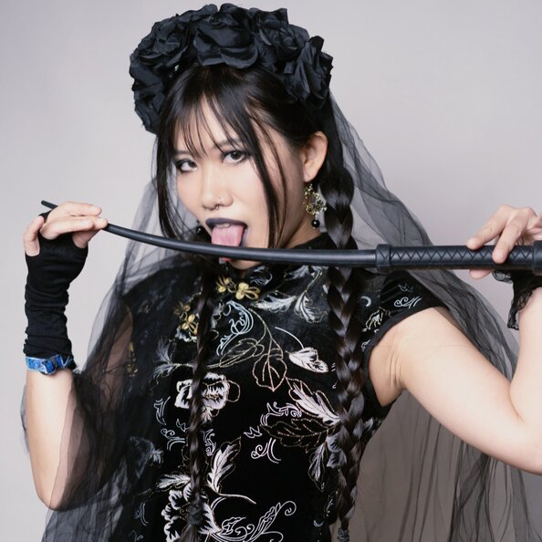 crew/miss-voltage/05.miss-voltage.jpg