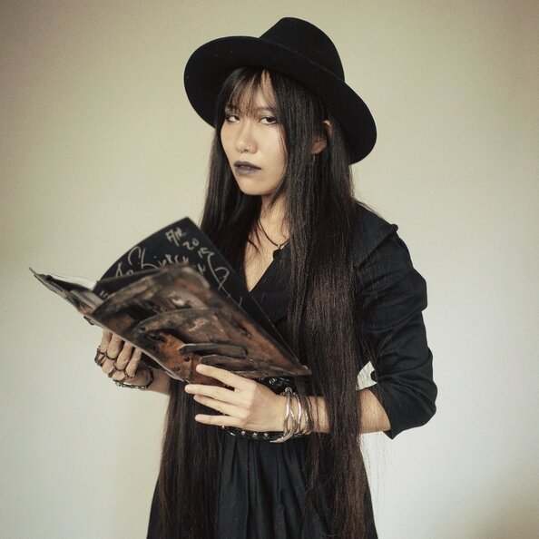 35.miss-voltage_as-witch.jpg
