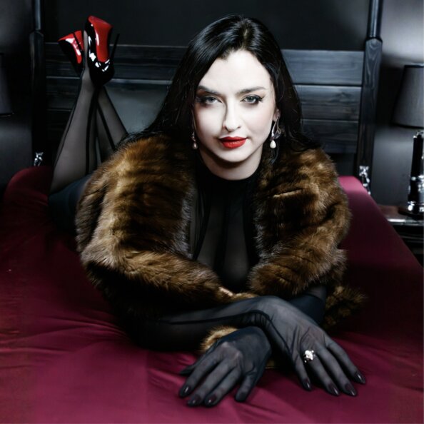 20.Bella_Lugosi_Domina_Samthandschuhe_und_Schmuck.jpg