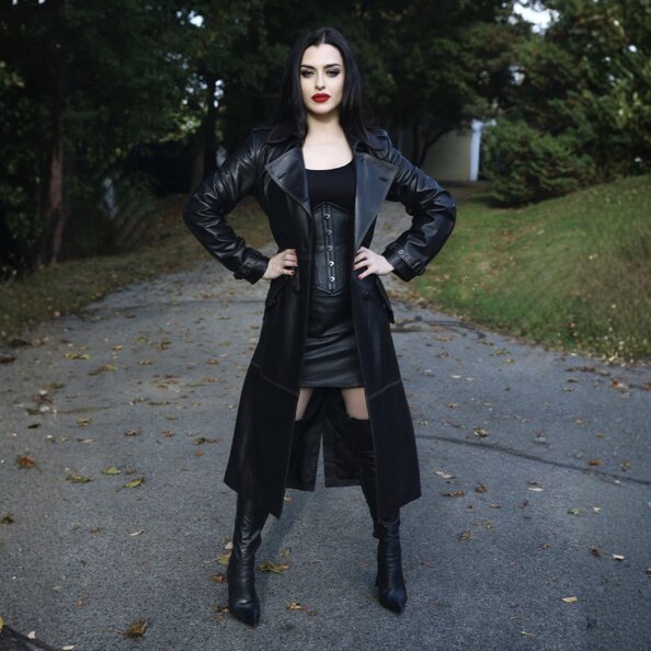 25.Bella_Lugosi_Leder-Domina-Outdoor.jpg