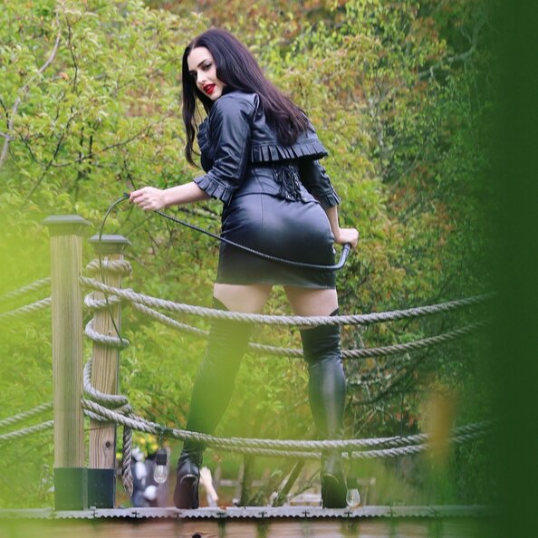 45.Bella_Lugosi_Outdoor_Leder.jpg