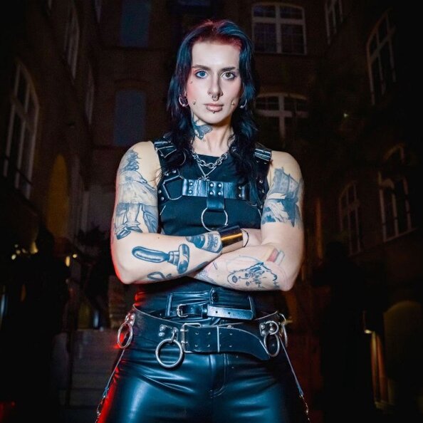 03.Seladon_Hex_Frontal_stehend.jpg