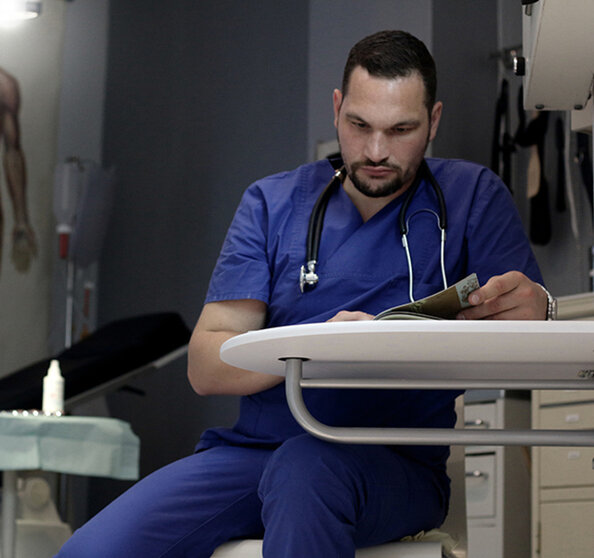 Doktor Mark vertieft in die Krankenakte