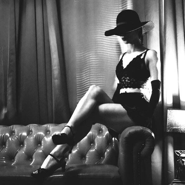 15-victoiere-sofa.jpg