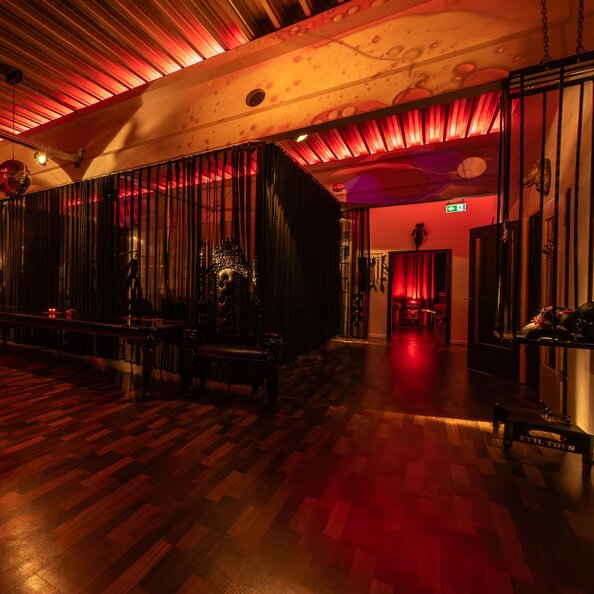 02-tempel-domina-bizarrstudio-atrium-bdsm.jpeg