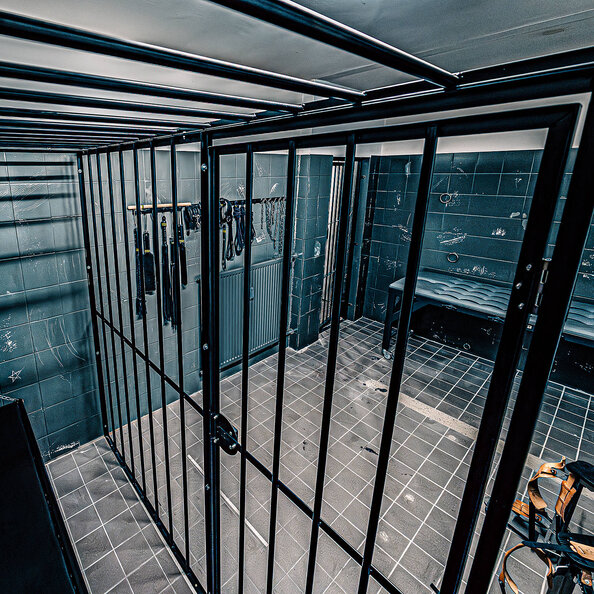 01-gefangnis-dominastudio-atrium-bdsm-zelle-knast.jpg
