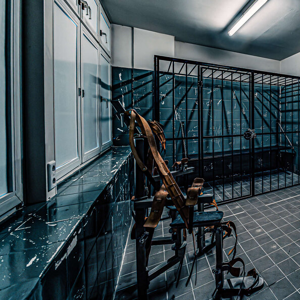 02-gefangnis-dominastudio-atrium-bdsm-zelle-knast.jpg