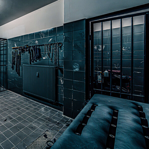 03-gefangnis-dominastudio-atrium-bdsm-zelle-knast.jpg