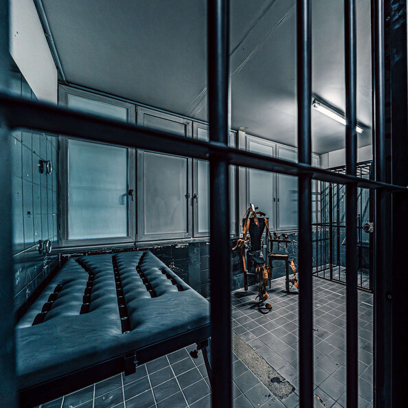 05-gefangnis-dominastudio-atrium-bdsm-zelle-knast.jpg