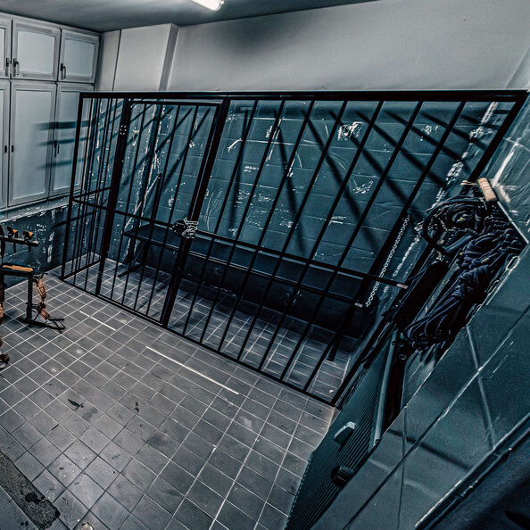 08-gefangnis-dominastudio-atrium-bdsm-zelle-knast.jpg