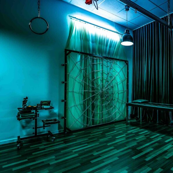 02-empfang-domina-bizarrstudio-atrium-bdsm.jpeg