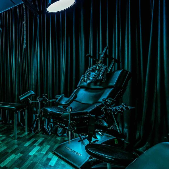 03-empfang-domina-bizarrstudio-atrium-bdsm.jpeg