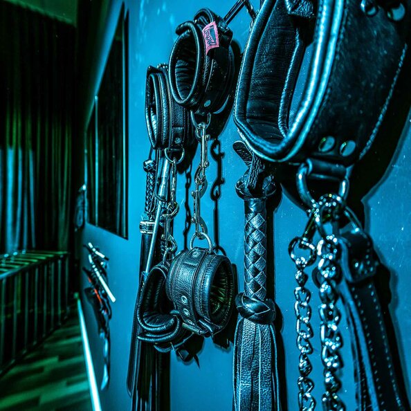 07-empfang-domina-bizarrstudio-atrium-bdsm.jpeg