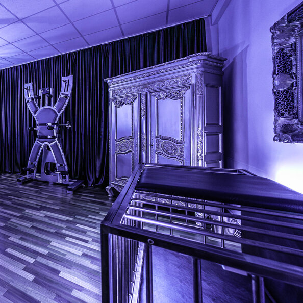 02-silber-domina-bizarrstudio-atrium-bdsm.jpg.jpg