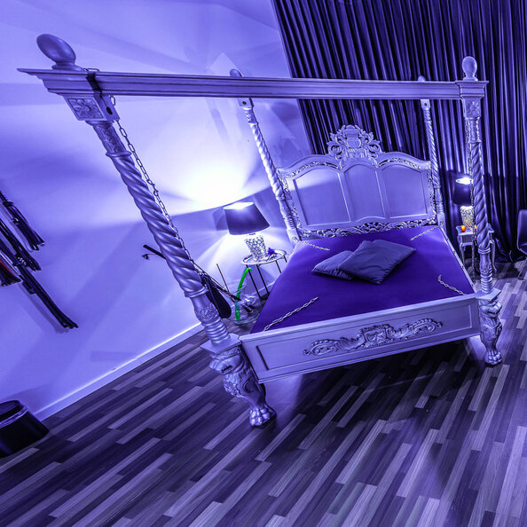 07-silber-domina-bizarrstudio-atrium-bdsm.jpg